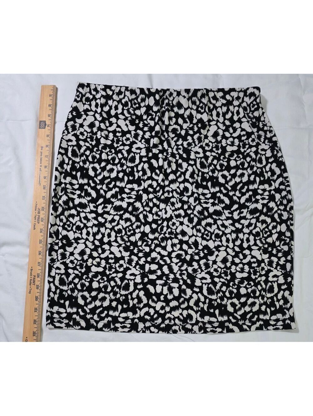 SO Slimming by Chico's Women's Black and White Animal Print Skirt Size 2